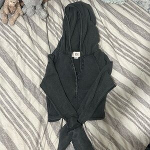 Cropped Urban Outfitters Black Shirt